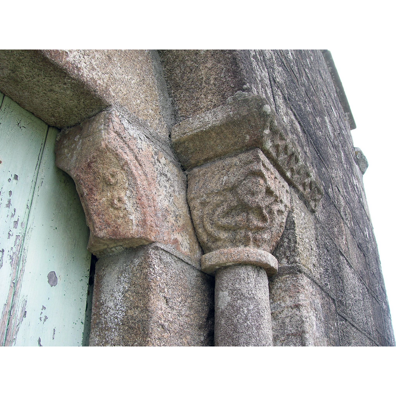 Source caption: "Mocheta y capitel con decoración figurativa en la portada occidental."