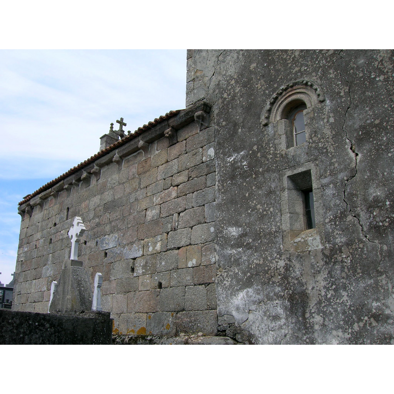 Source caption: "En el lateral sur de la cabecera está alojado el antiguo ventanal románico del primitivo ábside derribado en el siglo XIX."