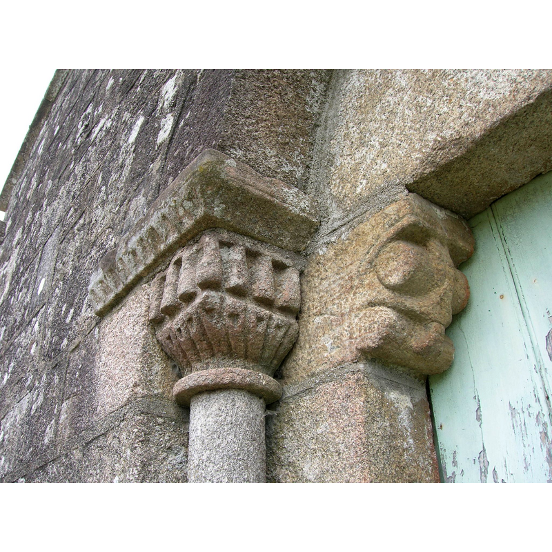 Source caption: "Capitel y mocheta con decoración geométrica en la portada occidental."