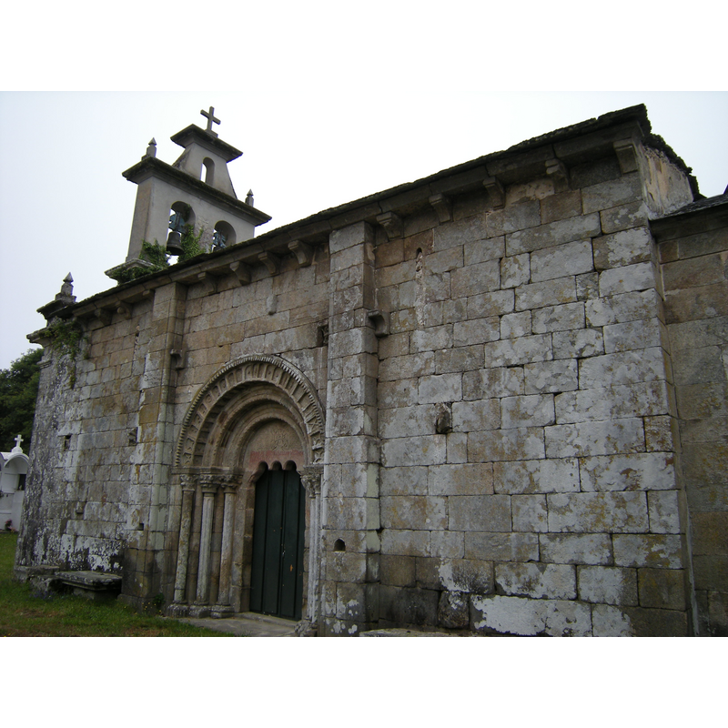 Source caption: "La iglesia fue contruida a finales del siglo XII. Consta de nave única y ábside rectangular. En posteriores reformas perdió su cabecera original, así como la fachada occidental que fue totalmente reconstruida. "