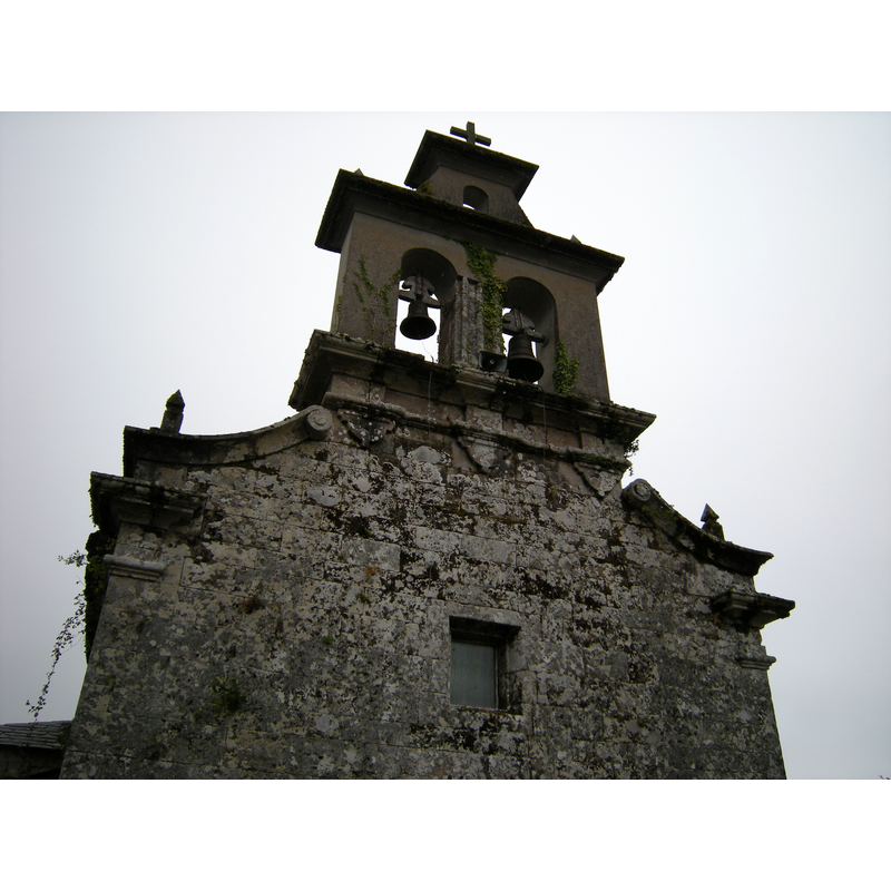 Source caption: "La fachada occidental fue totalmente remodelada en estilo barroco."
