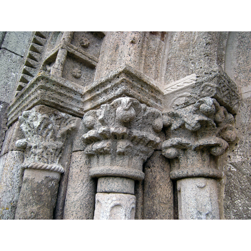 Source caption: "Capiteles de la portada meridional."