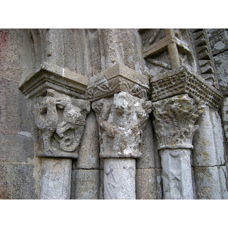Source caption: "Capiteles de la portada meridional."