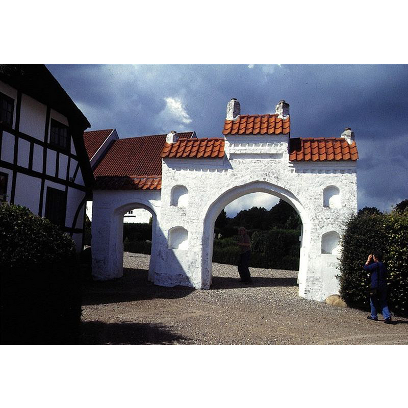 Source caption: "Kirkegårdsportal"