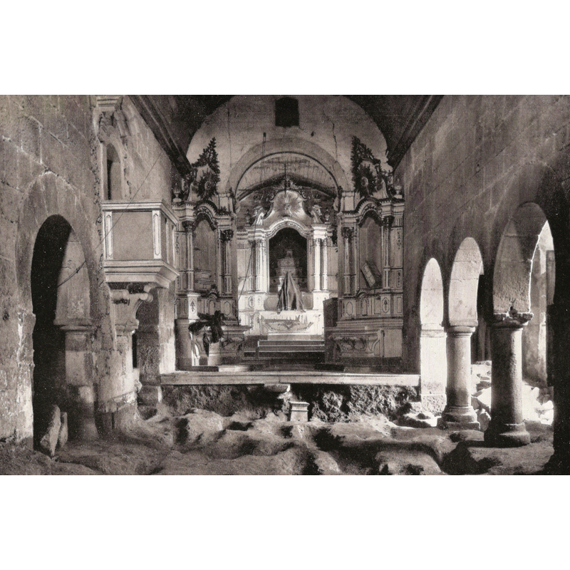 Source caption: "vista do interior da igreja antes das obras de 1930, vendo-se o antigo coro sobre a porta de entrada (actual nártex)."