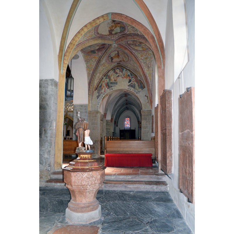 Source caption: "Taufbecken aus rotem Adneter Marmor"