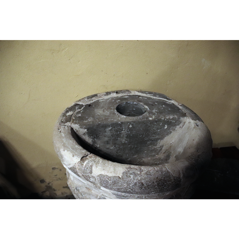 like many early fonts this one has been 'adjusted' to the later interior partition