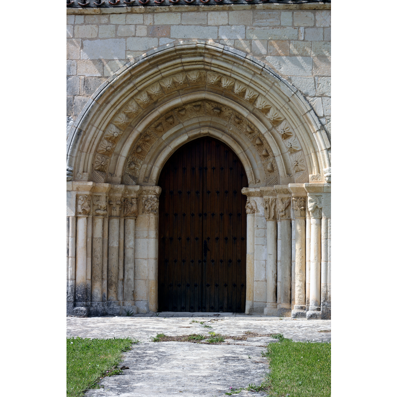 Source caption: "Katholische Pfarrkirche Nuestra Señora de la Asunción in Uzquiano im Condado de Treviño, einer Enklave der spanischen Provinz Burgos (Kastilien und León) in der baskischen Provinz Álava". -- [NB: the southeast portal was originally from the ruined church of nearby Ochate / Otxate, later built into the south side of this church to the right [east] of the original]
