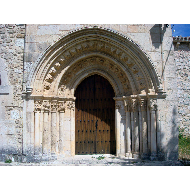 there are two south portals in this church; this one opens into the east end of the nave and the chancel side -- [NB: the southeast portal was originally from the ruined church of nearby Ochate / Otxate, later built into the south side of this church to the right [east] of the original]