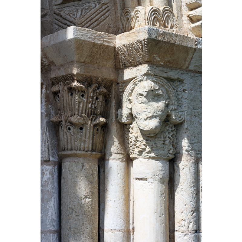 Source caption: "Katholische Pfarrkirche Nuestra Señora de la Asunción in Uzquiano im Condado de Treviño, einer Enklave der spanischen Provinz Burgos (Kastilien und León) in der baskischen Provinz Álava, Kapitelle am Portal". -- [NB: the southeast portal was originally from the ruined church of nearby Ochate / Otxate, later built into the south side of this church to the right [east] of the original]
