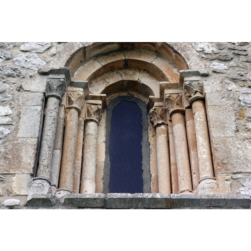 Source caption: "Katholische Pfarrkirche Nuestra Señora de la Asunción in Uzquiano im Condado de Treviño, einer Enklave der spanischen Provinz Burgos (Kastilien und León) in der baskischen Provinz Álava, romanisches Archivotenfenster".