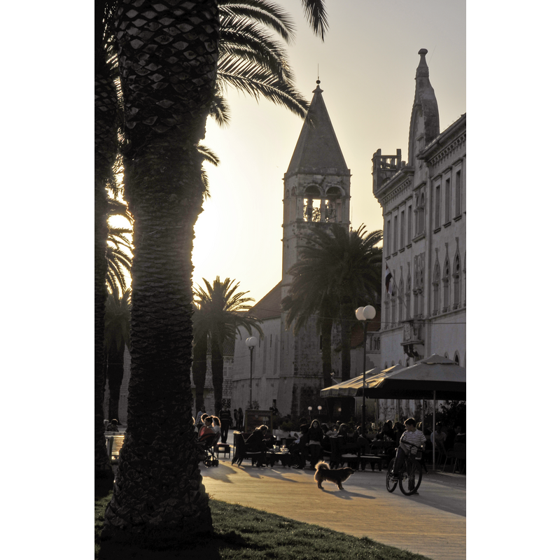 Source caption: "Terraza en el paseo marítimo, con la iglesia de Santo Domingo. Trogir (Dalmacia, Croacia)"