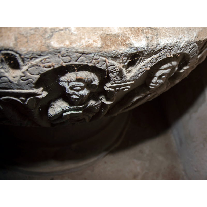 on the left arch-head: "SCE BARTOLOS" -- on the right arch-head: "SCE TOMA", corresponding to the Apostles Bartholomew and Thomas
