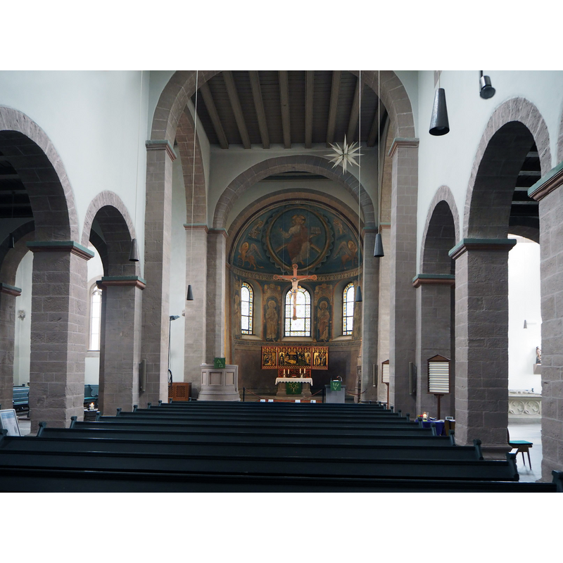 Source caption: "Bodenwerder-Kemnade (Niedersachsen), St. Maria (Ehem. Klosterkirche), Inneres nach Osten. Blick auf den Altar, das Triumphkreuz und die ausgemalte Apsis".