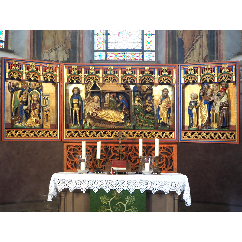 Source caption: "Altar der Kirche der Klosterkirche Kemnade, Bodenwerder-Kemnade (Niedersachsen), Der Flügelaltar stammt aus der 1. Hälfte des 15. Jahrhunderts. Er zeigt die Geburtsgeschichte Jesu. Die Anordnung der einzelnen Bilder ist nicht ursprünglich. Reste von zwei Altären hat man zusammengfügt. Die Flügel sind 1964 zugefügt worden. 
- Der linke Flügel zeigt die Verkündigung Marias.
- In der Mitte sieht man die Geburt Jesu,
- rechts daneben die Verkündigung der Hirten.
- Der rechte Flügel zeigt die Darbringung im Tempel.
- Zwei Heiligenfiguren an den Seiten des Mittelteils ergänzen die Darstellung: links der heilige Adrianus, rechts vermutlich der heilige Petrus."