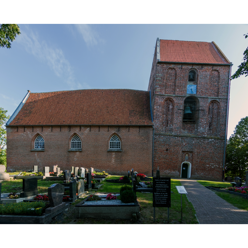 Source caption: "Die evangelisch-reformierte Suurhuser Kirche in Suurhusen, Gemeinde Hinte (Ostfriesland), wurde in der Mitte des 13. Jahrhunderts auf einer Warft erbaut und ist durch den Schiefen Turm von Suurhusen weithin bekannt geworden."