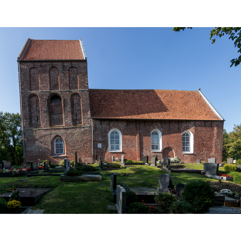 Source caption: "Die evangelisch-reformierte Suurhuser Kirche in Suurhusen, Gemeinde Hinte (Ostfriesland), wurde in der Mitte des 13. Jahrhunderts auf einer Warft erbaut und ist durch den Schiefen Turm von Suurhusen weithin bekannt geworden."