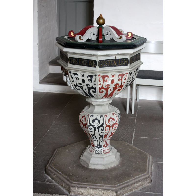 stylised, on the sides of the pedestal base
