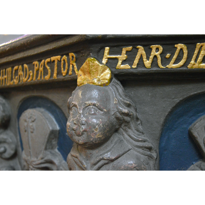 identified in the Inschriftenkatalog: Stadt Göttingen [Nr. 176 Göttingen, St. Jakobikirche] as: "HILGARD(US) PASTOR" and "HENR(ICUS) · DIETERICH · D(OCTOR)"