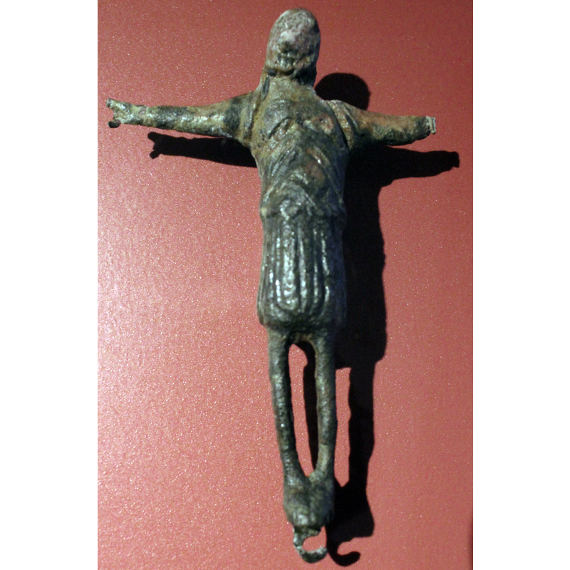 Source caption: "Kruzifix (Bronze, 2. Hälfte 12. Jh.) - Grabungsfund - Jacobifriedhof - Göttingen - Stammt vermutlich aus dem ersten Bau der St. Jacobi-Kirche und ist damit ein sehr frühes Zeugnis der Göttinger Stadtgeschichte".