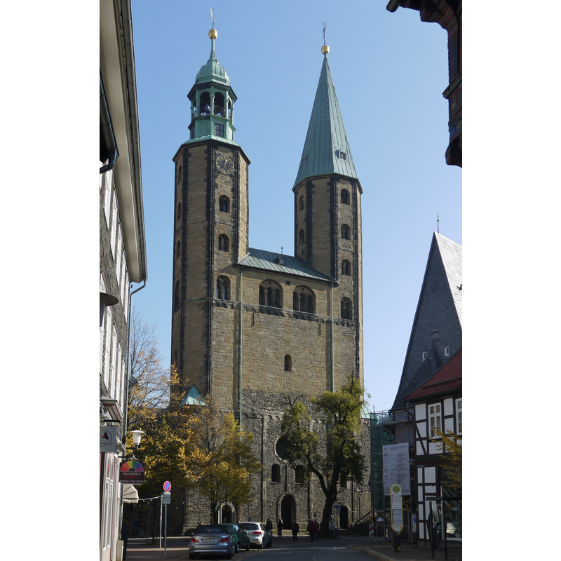 Source caption: "Goslar - Marktkirche St. Cosmas und Damian - Blick auf Nord- (links) und Südturm der Kirche".