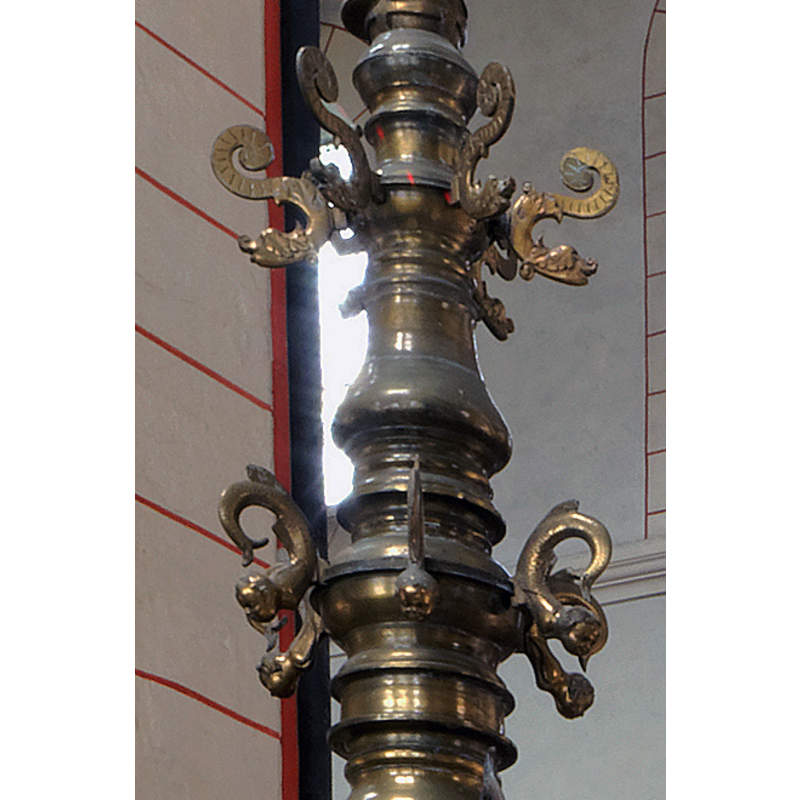 two sets of sea monsters: the ones at the top have animal heads and stylised scroll bodies; the ones at the bottom, looking much like the ones between the lid scenes below, lack the wings