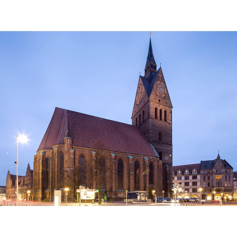 Source caption: "Marktkirche St. Georgii et Jacobi im Stadtteil Mitte von Hannover. Das Bild zeigt die Ansicht von Schmiedestraße mit Blickrichtung Süden."