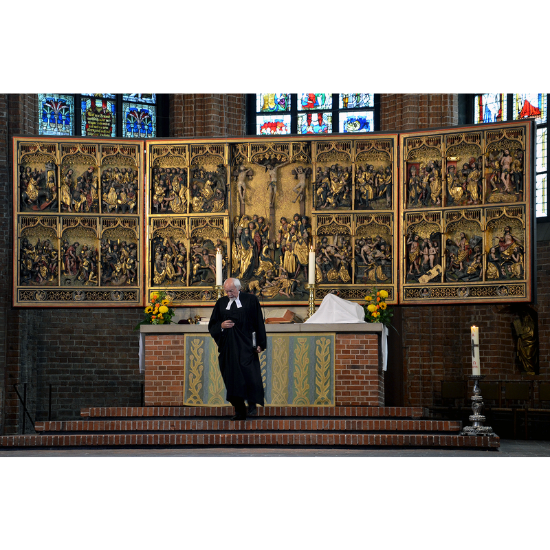 Source caption: "Pastor Wolfgang Puschmann, Stadtsuperintendend a.D. und ehemals erster Pfarrer an der Marktkirche von Hannover, hier während eines Gottesdienstes mit anschließendem Heiligen Abendmahl, an der Orgel begleitet durch den Organisten Ulfert Smidt ..."