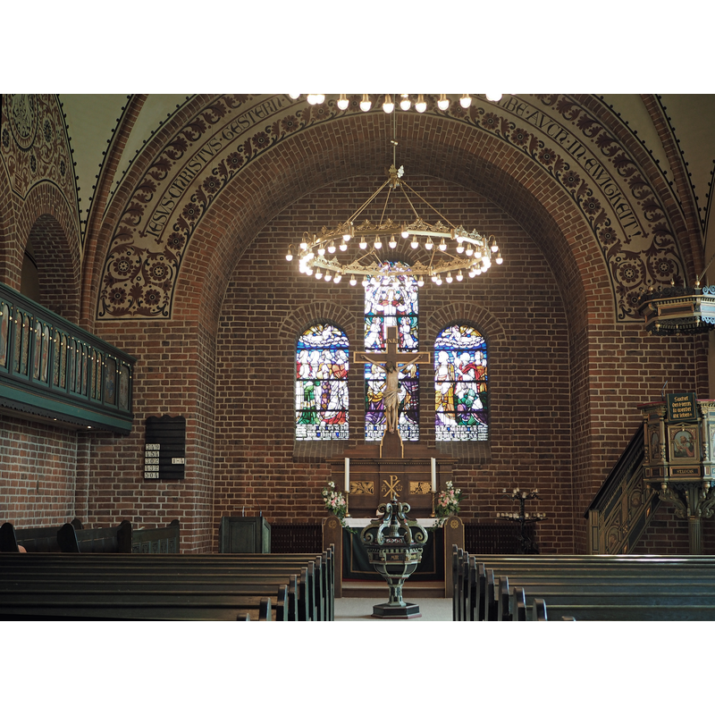 Source caption: "Im Innern der Himmelfahrtskirche in Hohne Gemeinde Lachendorf (Landkreis Celle), mit Altar, Taufbecken und Kanzel".