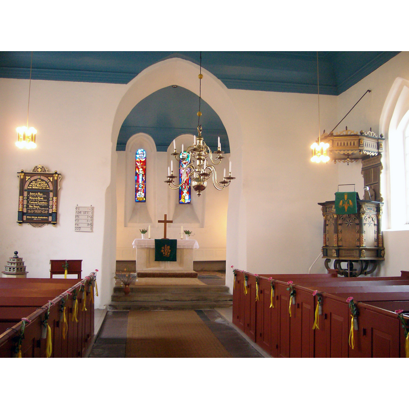 the font cover is visible in the far left [northeast] corner of the nave