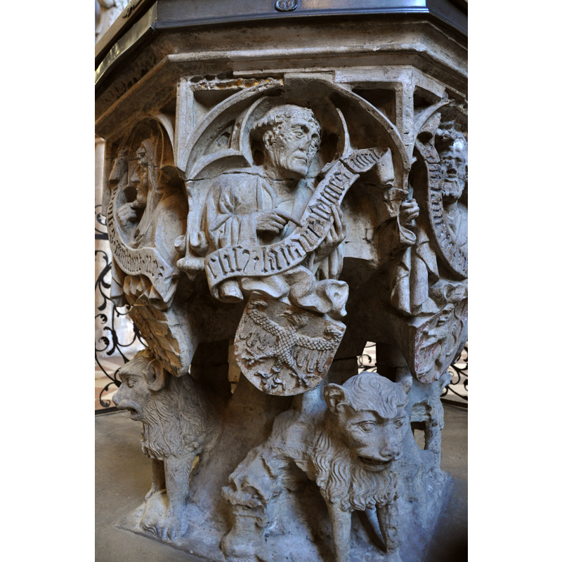 Source caption: "Ulm, Ulmer Münster, Taufstein (1474), Detail: Figur mit dem Wappen des Hl. Römischen Reichs".