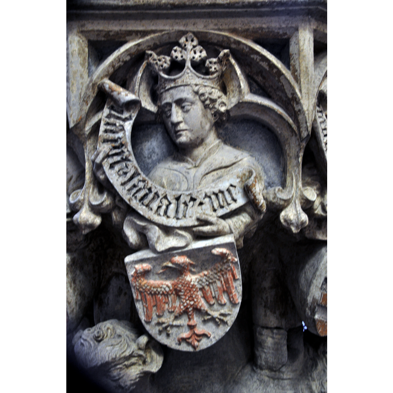 Source caption: "Ulm, Ulmer Münster, Taufstein (1474), Detail: Königsfigur mit dem Wappen des Kurfürsten von Brandenburg".
