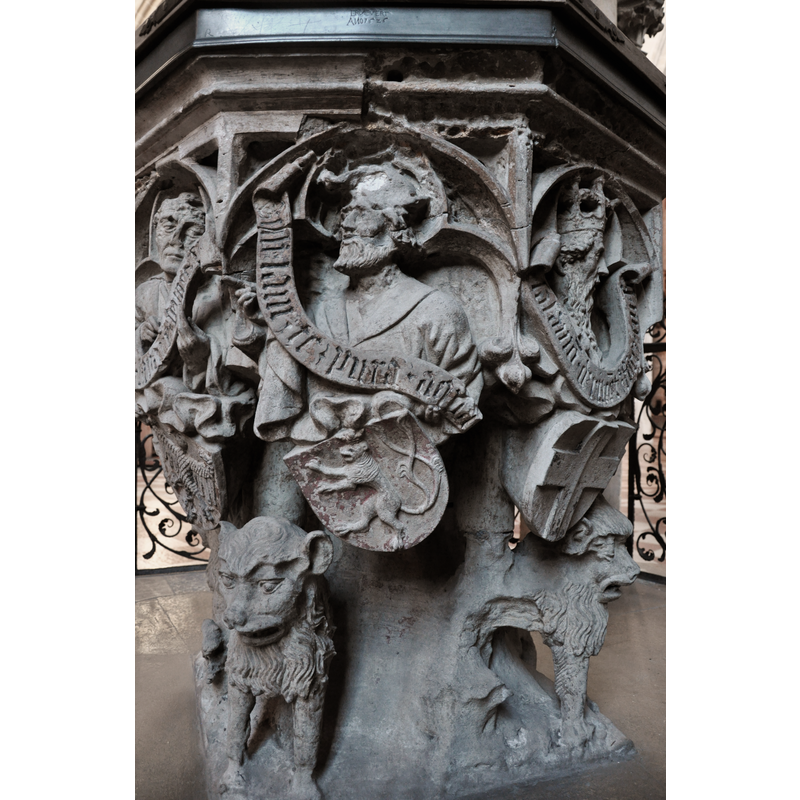 Source caption: "Ulm, Ulmer Münster, Taufstein (1474), Detail: Figur mit dem Wappen des Königs (Kurfürsten) von Böhmen".