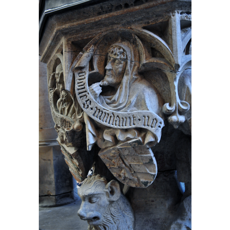 Source caption: "Ulm, Ulmer Münster, Taufstein (1474), Detail: Figur mit dem Wappen des Kurfürsten von der Pfalz".