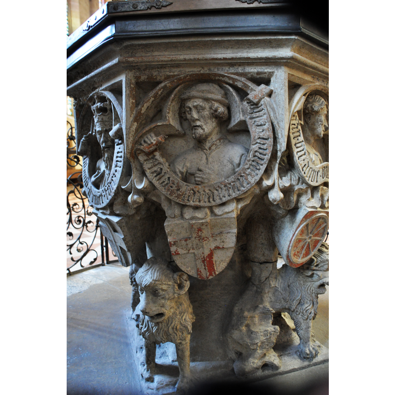 Source caption: "Ulm, Ulmer Münster, Taufstein (1474), Detail: Figur mit dem Wappen des Kurfürsten von Trier".