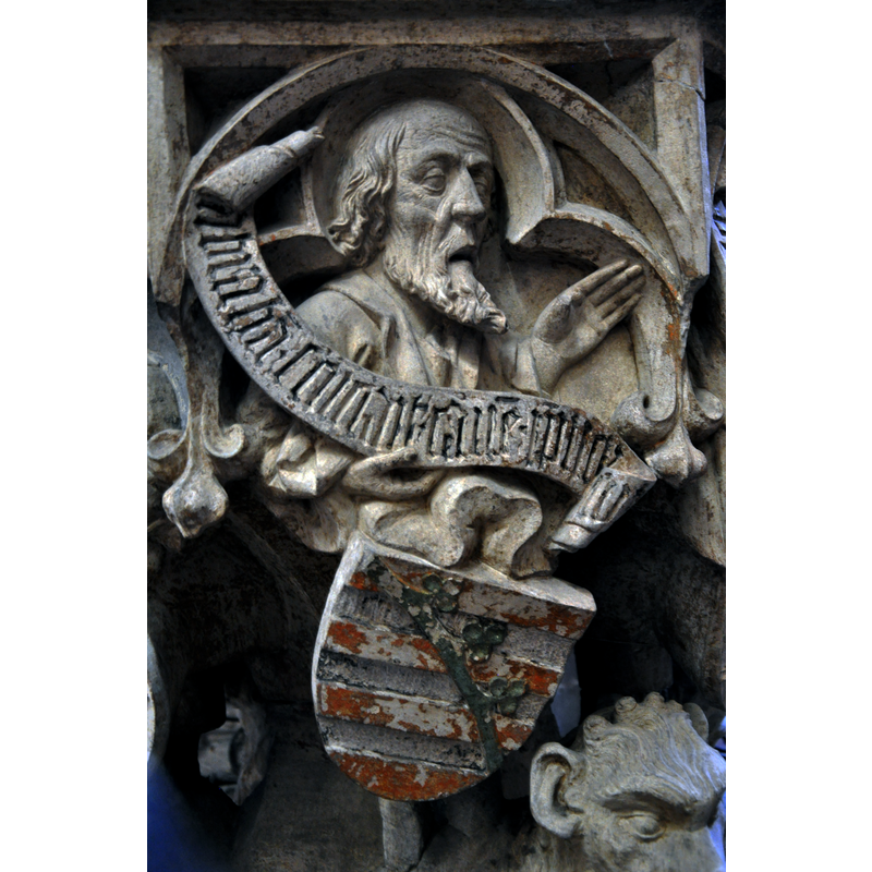 Source caption: "Ulm, Ulmer Münster, Taufstein (1474), Detail: Figur mit dem Wappen des Kurfürsten von Sachsen".