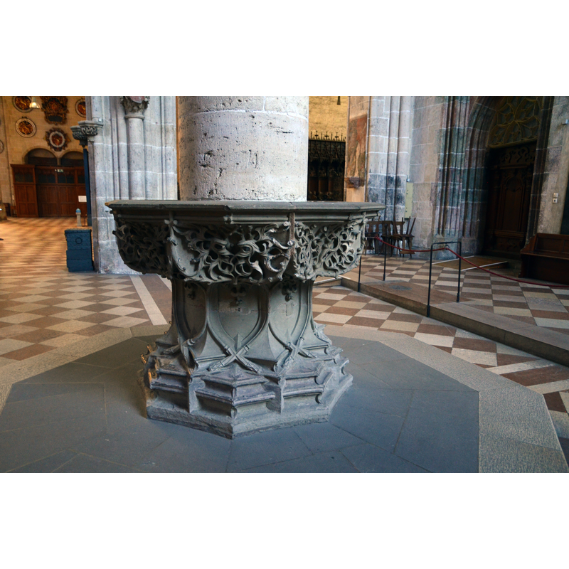 Source caption: "Ulmer Münster: Weihwasserbecken (spätgotisch, 1507)"