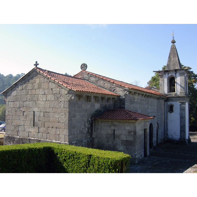 Source caption: "Iglesia románica que data del siglo XIII, de planta rectangular y ábside cuadrado."