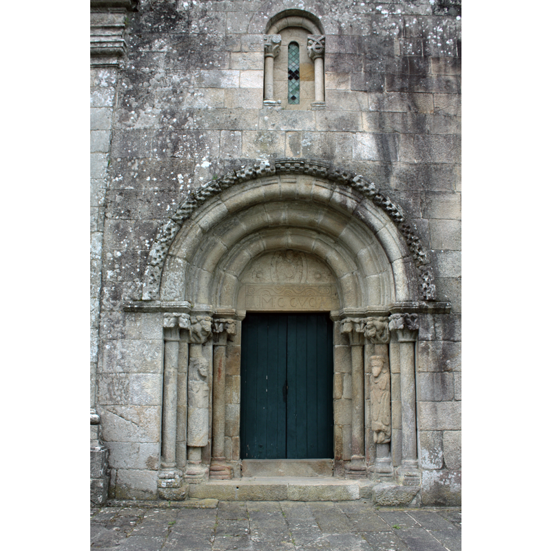 Source caption: "Igrexa de San Pedro de Rubiaes (freguesía do municipio de Paredes de Coura, distrito de Viana do Castelo, Portugal), do século XIII. As figuras das arquivoltas centrais representan o momento da Anunciación, co anxo Gabriel á esquerda e a Virxe á dereita"