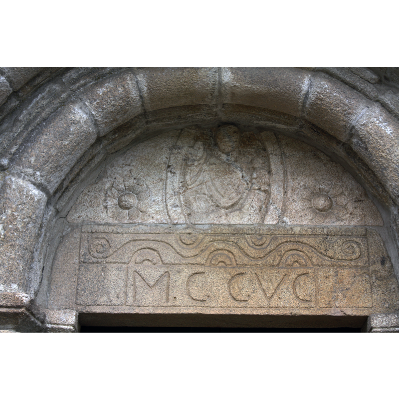 Source caption: "Tímpano da portada da igrexa de San Pedro de Rubiaes (freguesía do municipio de Paredes de Coura, distrito de Viana do Castelo, Portugal), do século XIII."