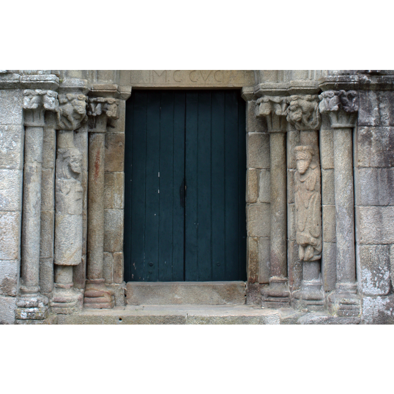 Source caption: "Igrexa de San Pedro de Rubiaes (freguesía do municipio de Paredes de Coura, distrito de Viana do Castelo, Portugal), do século XIII. As figuras das arquivoltas centrais representan o momento da Anunciación, co anxo Gabriel á esquerda e a Virxe á dereita."