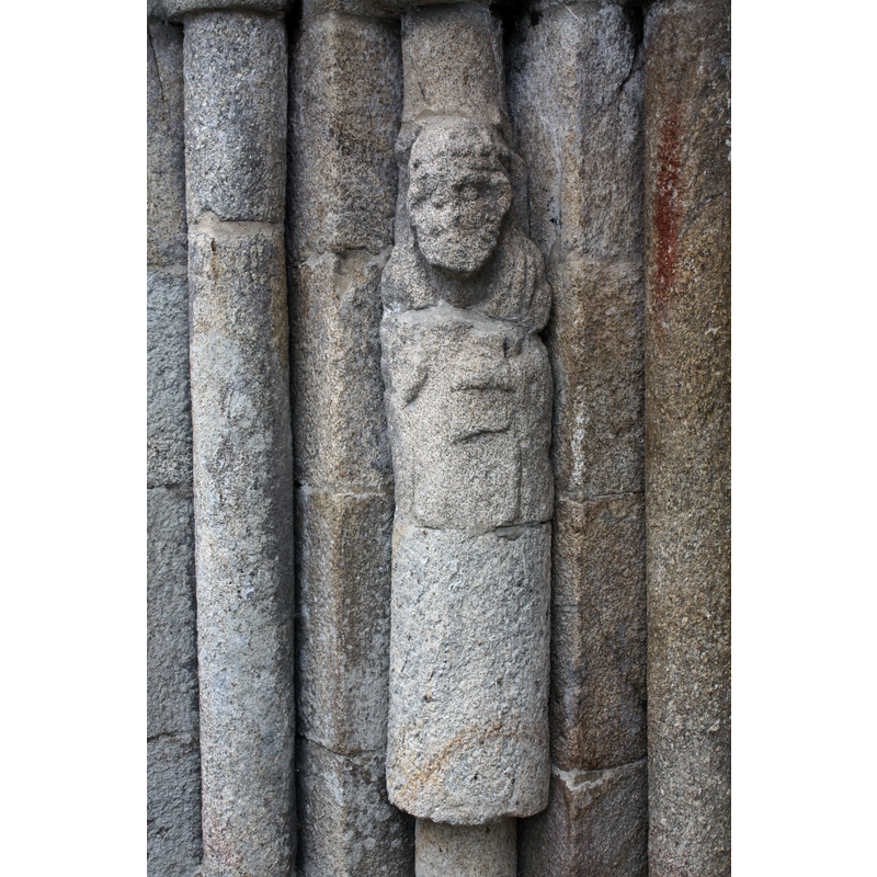 Source caption: "Detalle da portada da Igrexa de San Pedro de Rubiaes (freguesía do municipio de Paredes de Coura, distrito de Viana do Castelo, Portugal), do século XIII. A figura da arquivolta central (no lado esquerdo) representa o anxo Gabriel no momento da Anunciación, mentres que a Virxe ocupa unha situación simétrica no lado dereito."