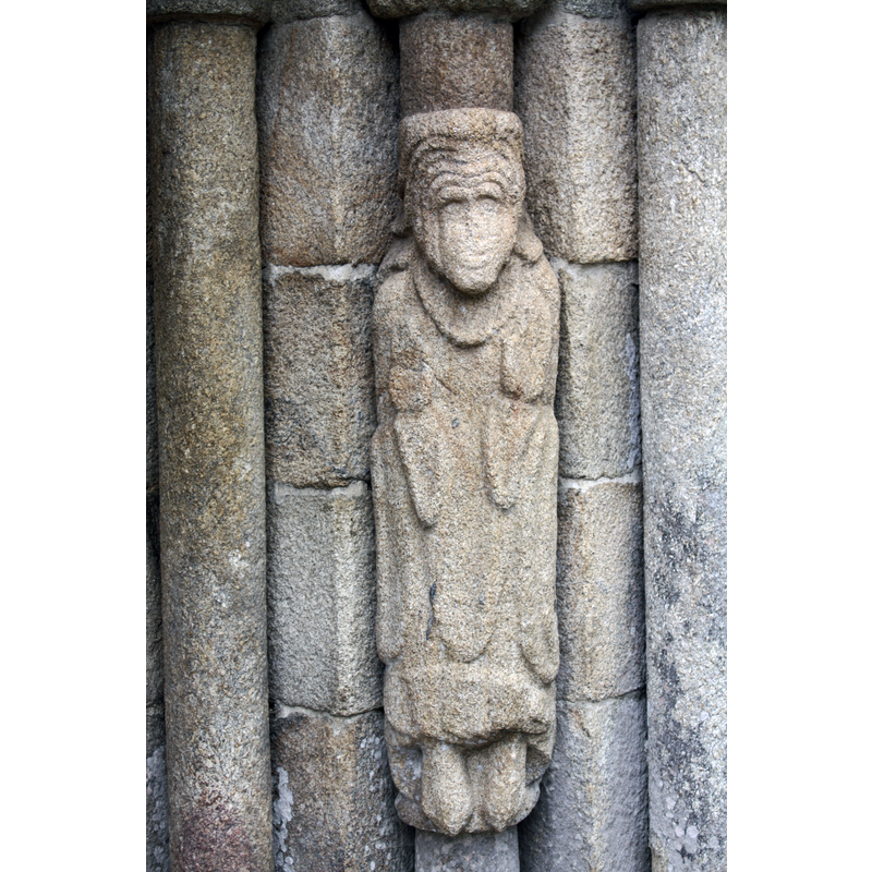 Source caption: "Detalle da portada da Igrexa de San Pedro de Rubiaes (freguesía do municipio de Paredes de Coura, distrito de Viana do Castelo, Portugal), do século XIII. A figura da arquivolta central (no lado dereito) representa a Virxe no momento da Anunciación, mentres que o anxo Gabriel ocupa unha situación simétrica á esquerda. Gabriel from Annunciation scene".
