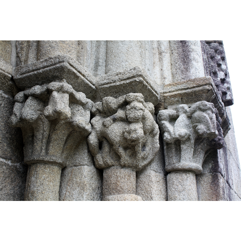 Source caption: "Capiteis figurados na portada da igrexa de San Pedro de Rubiaes (freguesía do municipio de Paredes de Coura, distrito de Viana do Castelo, Portugal), do século XIII."