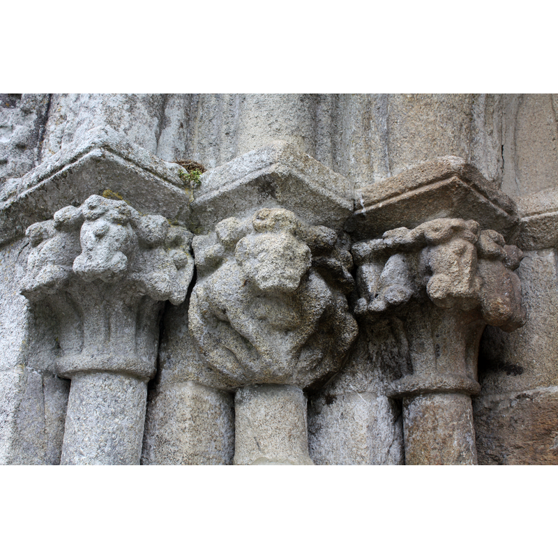 Source caption: "Capiteis figurados na portada da igrexa de San Pedro de Rubiaes (freguesía do municipio de Paredes de Coura, distrito de Viana do Castelo, Portugal), do século XIII."