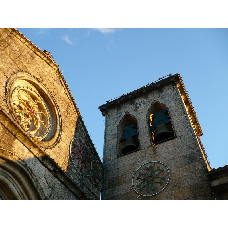 Source caption: "Campanário e rosácea na Igreja de Santiago de Antas, Famalicão, Portugal".