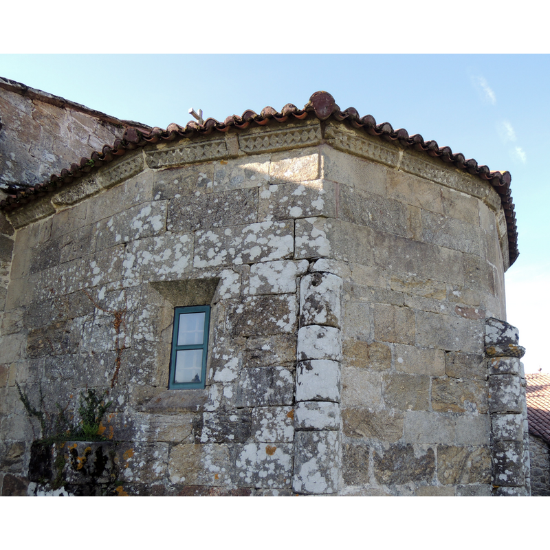 Source caption: "El ábside pentagonal está precedido por un tramo recto. En cada uno de los cinco paños se abre una ventana con arcos de medio punto apoyados sobre capiteles con diversos motivos. Por desgracia, tan solo conserva las tres más septentrionales."