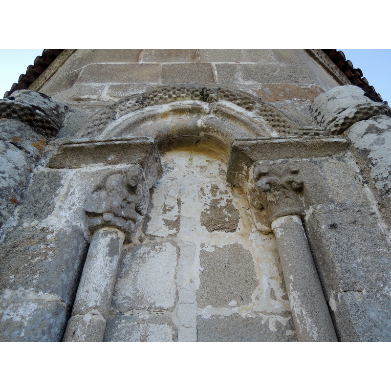 Source caption: "Ventana en el paño central del ábside."