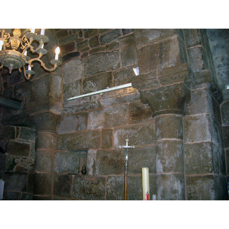 capitals on the south side of the chancel; only the capitals and the columns remain from the original late-Romanesque arch