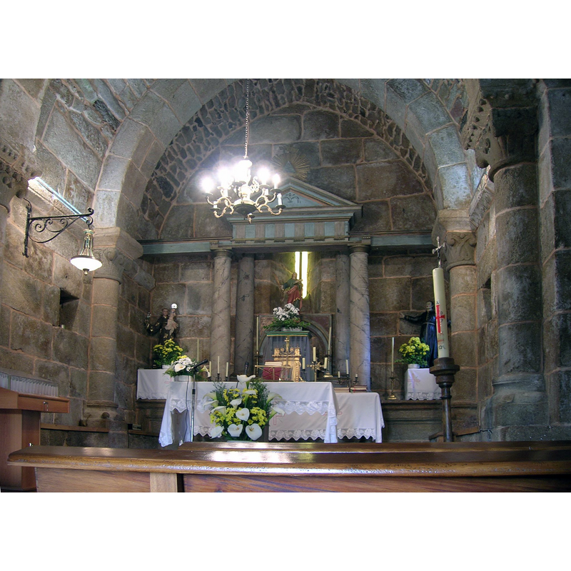 Source caption: "En el interior de su ábside se encuentran dos pares de columnas con cuatro capiteles con motivos vegetales, que sostienen dos arcos fajones apuntados en donde se sostiene la bóveda Y así desde hace unos cuantos siglos y no se cae."